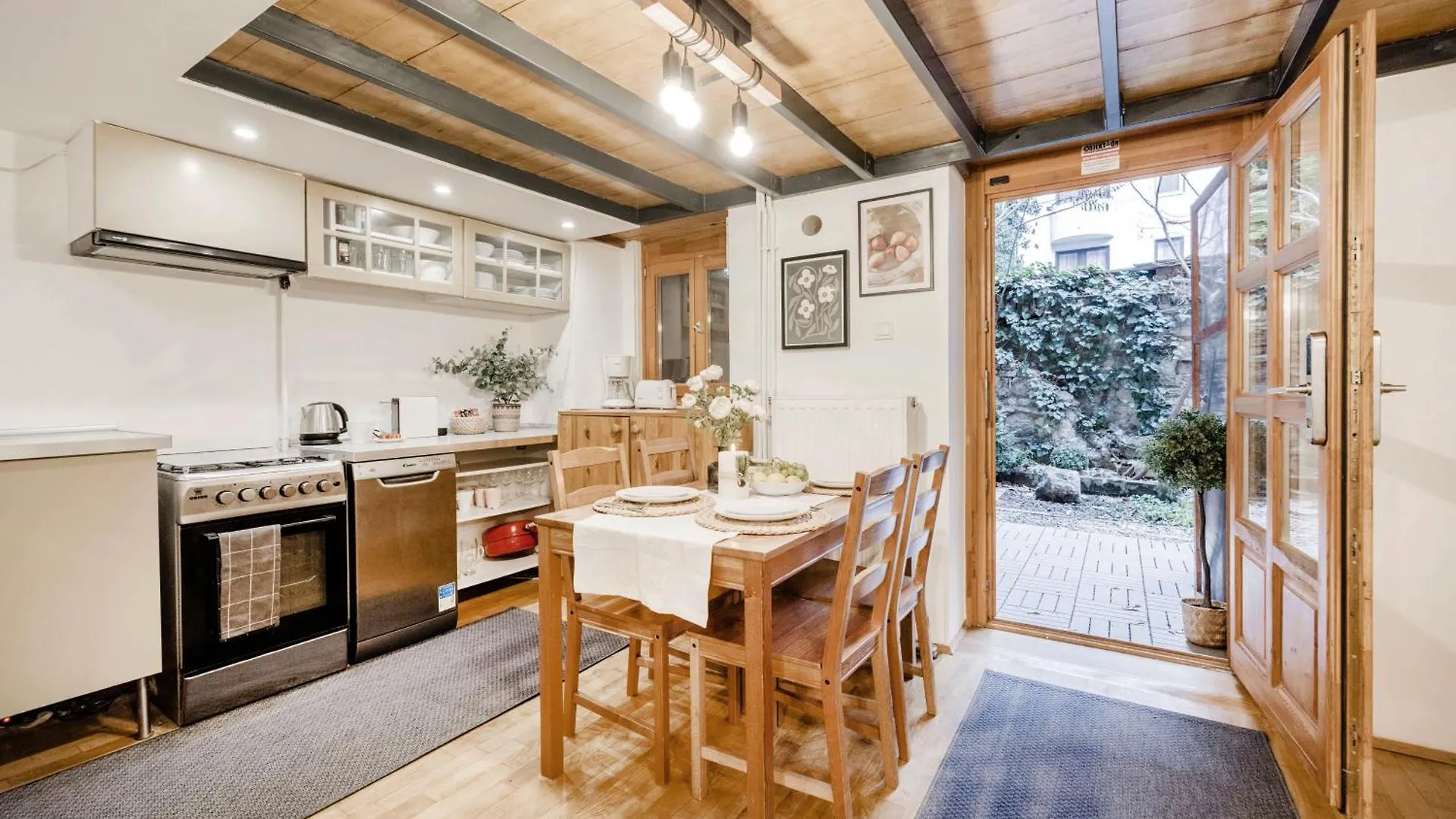 Wellness Wonderland: Garden, Sauna, Jacuzzi In Cbd Budapesta Apartament