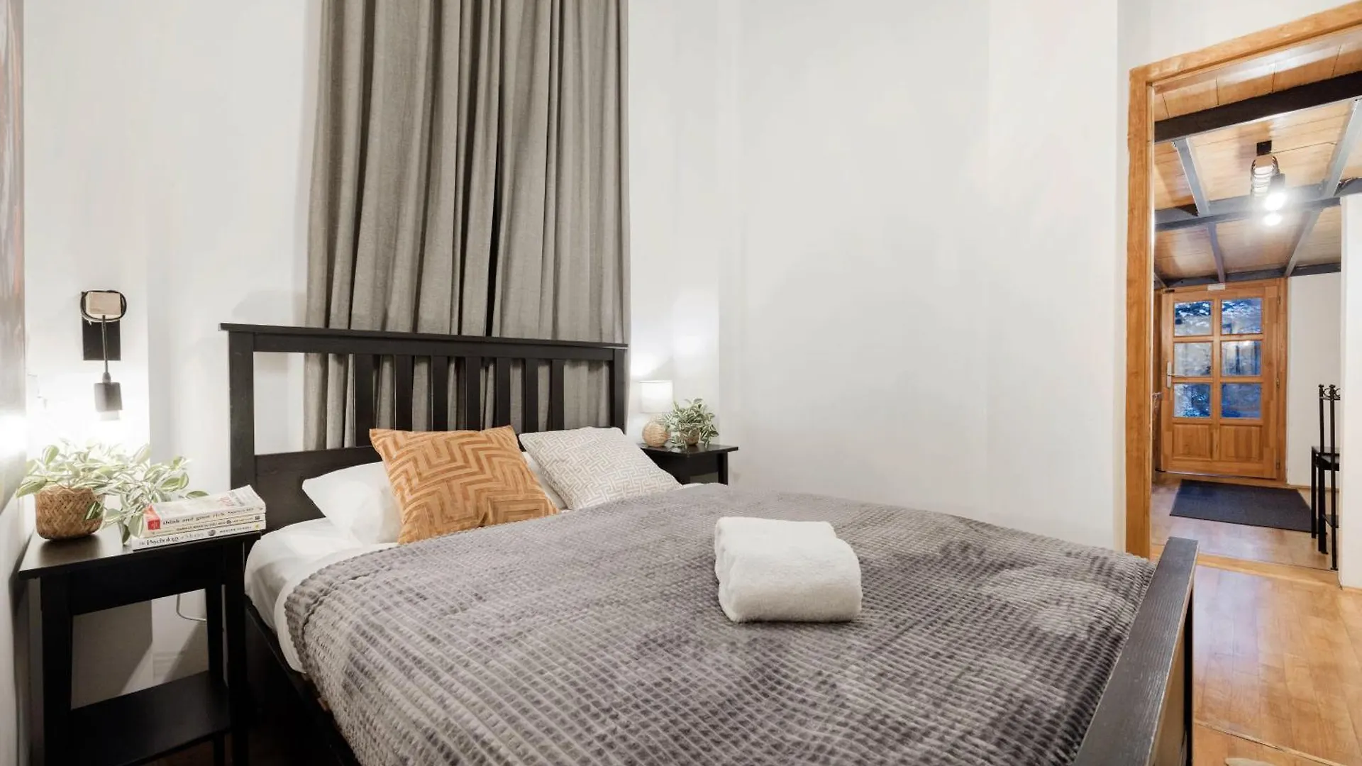 Wellness Wonderland: Garden, Sauna, Jacuzzi In Cbd Budapesta Ungaria