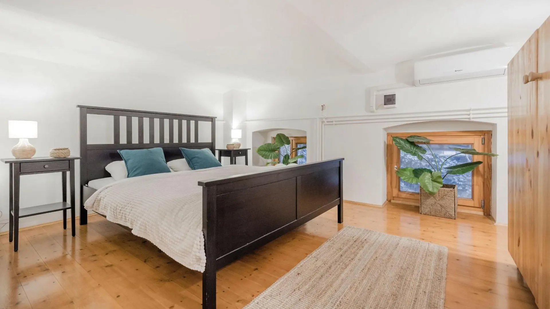 Wellness Wonderland: Garden, Sauna, Jacuzzi In Cbd Budapesta Apartament