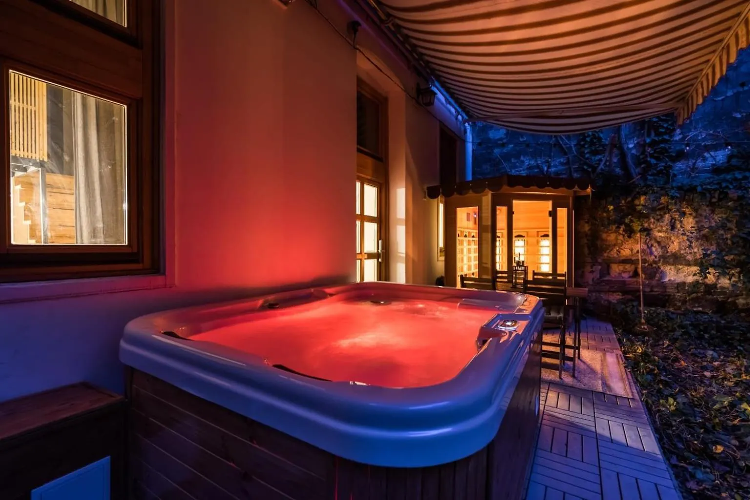 Apartament Wellness Wonderland: Garden, Sauna, Jacuzzi In Cbd Budapesta Ungaria